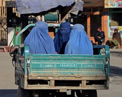 У хіджабі, без музики, із родичем: як жінкам дозволили пересуватися в Афганістані