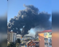 Атаку було видно з космосу: у російському Туапсе продовжує палати порт та НПЗ (відео)