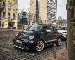 Карманная ракета: в Киеве заметили миниатюрный заряженный спорткар из Италии (фото)