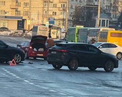 Ожеледиця в Києві: в столиці та передмісті вже сталось кілька аварій через складні погодні умови (відео)