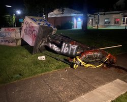 В американском Портленде протестующие повалили памятник первому президенту США