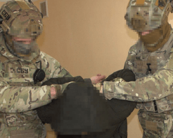 Боялся подорваться, поэтому заказал курьера: задержаны 2 исполнителей теракта возле ТЦК в Каменке