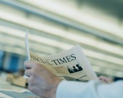 Украина переживает упадок демократии, - FT