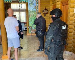ДБР провело шість обшуків у родичів Медведчука та Козака: вилучено картини та антикваріат