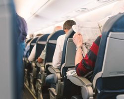 Це може зіпсувати вашу подорож: лікарка назвала 2 речі, які не варто робити в літаку
