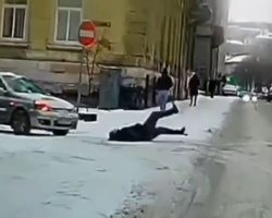 Во Львове пешеход поскользнулся на дороге и упал прямо под машину (видео)