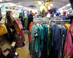 Секонд-хенд назвали вредным для кожи и позором для страны