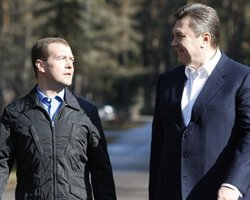 Янукович поздравил Медведева с Днем рождения