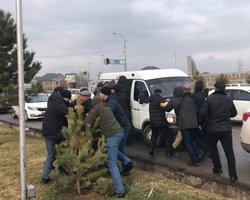 Казахстан протестует из-за роста цен на газ, президент обратился к нации