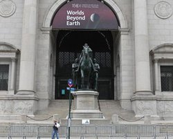 Символ расовой дискриминации: в Нью-Йорке демонтируют памятник Теодору Рузвельту