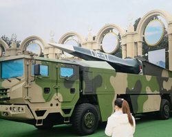 КНР і Тайвань будують ракети, щоб бомбити центри ухвалення рішень один одного, — ЗМІ