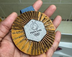 Облезли и кошмарно выглядят: спортсмены показали, как выглядят награды Олимпиады в Париже 2024