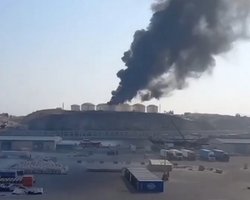 Чорний дим над Оманом: Іран атакував нафтові резервуари в порту (відео)