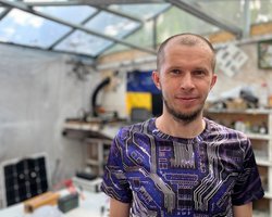 На випадок блекаутів: житель Дніпра створив систему освітлення для будинку (фото)