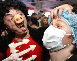 Страна больных. Чиновники продолжают зарабатывать на свином гриппе