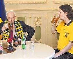 Азаров выпил пива с проспорившим ему шведским болельщиком