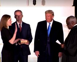 В Верховный суд США вместо Рут Гинзбург назначили консерваторку от Трампа