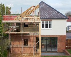 Переезд мечты стал кошмаром: новый дом пары каждую ночь освещает "маяк" соседа (фото)