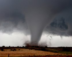 Внутри чудовища: ученый рассказал, как это, оказаться внутри торнадо (видео)