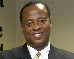 В США начался суд над врачом Майкла Джексона