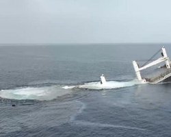 Только шестерых спасли: в Красном море затонуло грузовое судно, подбитое хуситами (видео)