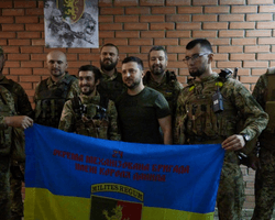 "Кое-что привезли военным": Зеленский посетил Лисичанск и Соледар на Донбассе (видео)