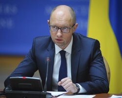 Премьер "предложил" депутатам уравнять в цене гривну и доллар