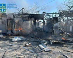 Обстрел Херсона: оккупанты попали в остановку, есть погибшие и раненые (фото, видео)