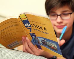 "755 млн — мало": в Минобразования объяснили, почему часть школьников осталась без учебников