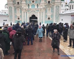На Софиевской площади выстроилась многотысячная очередь желающих увидеть томос