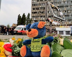 Лежали в память о детях: винничанка украла игрушки с места ракетного удара РФ (видео)