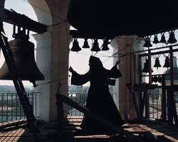 В храмах Киева от гриппа спасают звоном колоколов