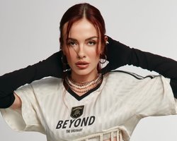 "Самая трешевая поездка": MamaRika рассказала, как справляется с сыном в Дубае во время обстрелов (фото)