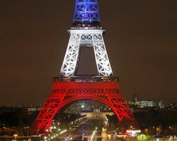 В Париже возобновила работу Эйфелева башня