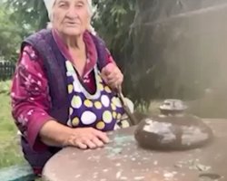 "Які ж ви гарні, хлопці": бабушка с Курщины обругала Путина и поблагодарила ВСУ за еду (видео)