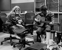 У США продали гітару з підписом гурту Oasis майже за 100 тисяч доларів