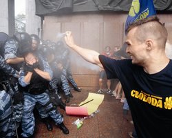 Язык довел. Принятый закон о языках заставил киевлян вспомнить о боевом оранжевом прошлом