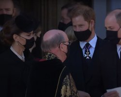 Принц Гарри разговорился с Уильямом и Кейт Миддлтон после похорон Филиппа (видео)