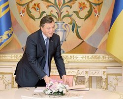 Янукович подписал закон о снижении цен на бензин