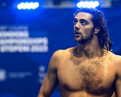 Золотого медалиста Олимпиады обнаружили спящим в парке (фото)