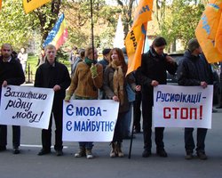 Помощник Горбаля въехал автомобилем в толпу протестующих
