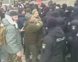 Стычки под Печерским судом: силовики разбирают палатки сторонников Порошенко (фото, видео)