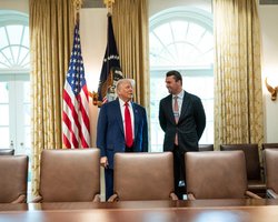 Трамп назвав "твариною" вбивцю Чарлі Кірка: ФБР показало кадри втечі підозрюваного (фото, відео)