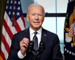 "Наши сердца разбиты": Байден пообещал нанести удары по ИГИЛ в ответ на взрывы в Кабуле (видео)