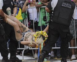 FEMEN провели акцию протеста во время парада в Бразилии