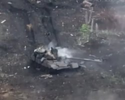 Нравится, как горит: бойцы 45-й артбригады уничтожили российский танк с экипажем (видео)