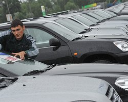 Янукович предлагает удешевить регистрацию автомобилей