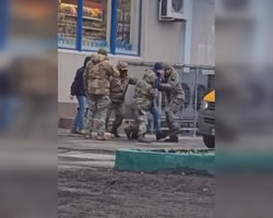 С участием человека в штатском: в Харькове мужчину забрали прямо с улицы (видео)