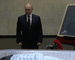 Путин приложился к гробу Горбачева, но присутствовать на похоронах не сможет, –  Песков (видео)