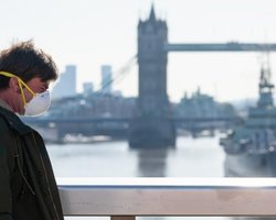 Великобритания меняет правила въезда в страну из-за штамма Омикрон